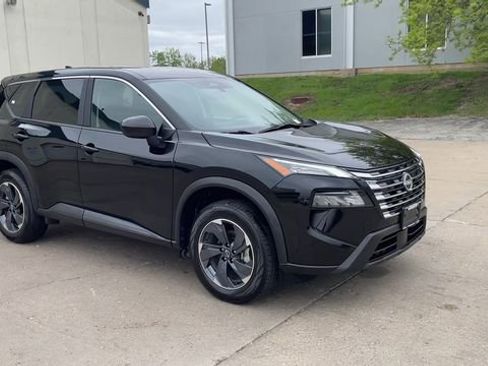 Used 2024 Nissan Rogue SV FWD image 2