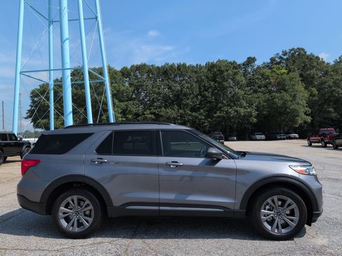 Certified 2021 Ford Explorer XLT w/ Equipment Group 202A AWD/4WD image 2