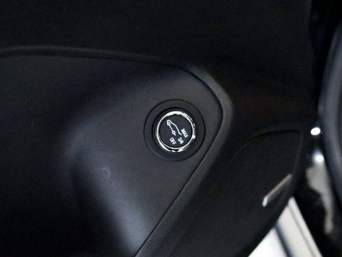 Used 2023 Chevrolet TrailBlazer RS w/ Sun and Liftgate Package image 17