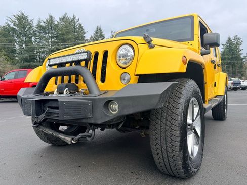 Used 2015 Jeep Wrangler Unlimited Sahara w/ Connectivity Group image 10