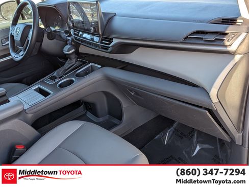 Certified 2024 Toyota Sienna XLE image 39