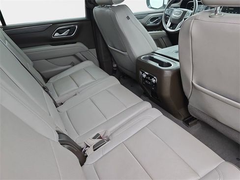 Used 2023 GMC Yukon XL SLT w/ SLT Premium Package image 13