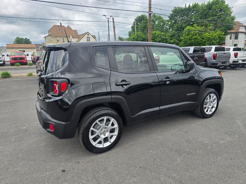 Used 2023 Jeep Renegade Latitude AWD/4WD image 5