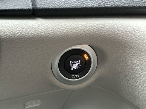 Certified 2024 Chrysler Pacifica Touring-L image 17