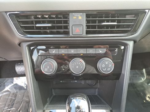 Used 2023 Volkswagen Taos SE w/ Panoramic Sunroof Package FWD image 20