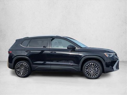 Certified 2025 Volkswagen Taos SE image 8