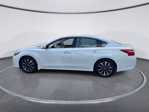 Used 2017 Nissan Altima 2.5 SL w/ Technology Package FWD image 2