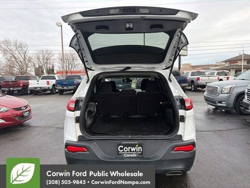 Used 2017 Jeep Cherokee Latitude image 29