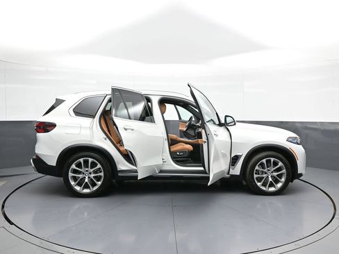 Used 2024 BMW X5 xDrive40i w/ Premium Package AWD/4WD image 45
