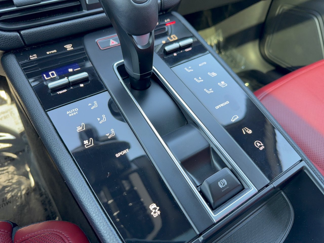 Certified 2023 Porsche Macan AWD/4WD image 21