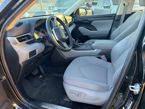 Used 2022 Toyota Highlander LE image 8