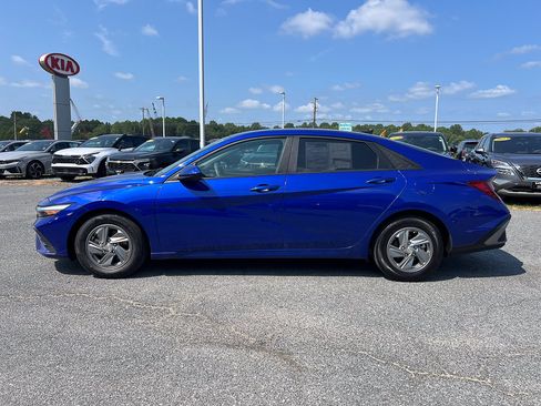 Used 2024 Hyundai Elantra SE FWD image 2