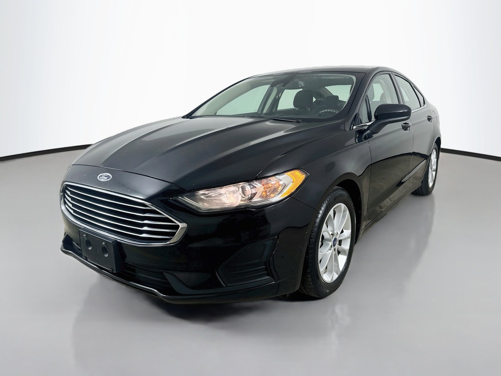 Used 2019 Ford Fusion SE FWD image 1