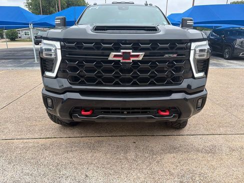 Used 2025 Chevrolet Silverado 2500 ZR2 w/ Technology Package AWD/4WD image 2