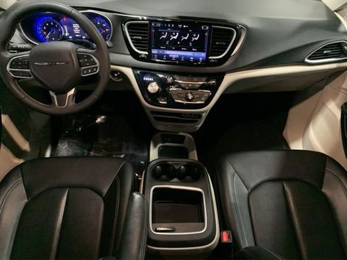 Used 2024 Chrysler Pacifica Touring-L image 18