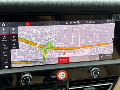 Certified 2025 Porsche Macan image 22