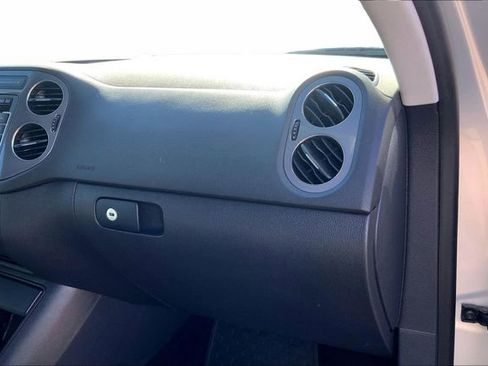 Used 2012 Volkswagen Tiguan SE image 16
