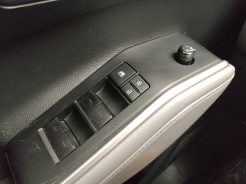 Used 2020 Toyota Highlander XLE image 27