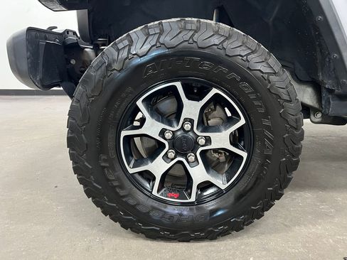 Used 2018 Jeep Wrangler Unlimited Sahara image 13