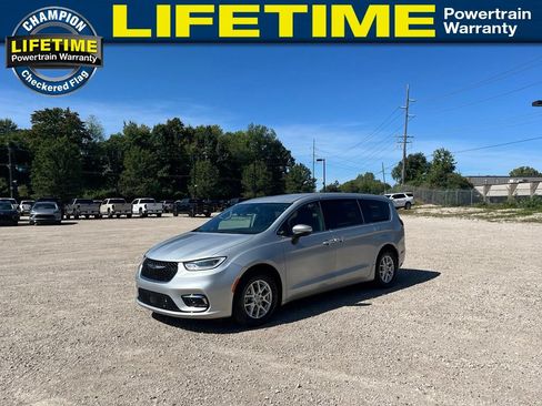 Used 2023 Chrysler Pacifica Touring-L FWD image 1