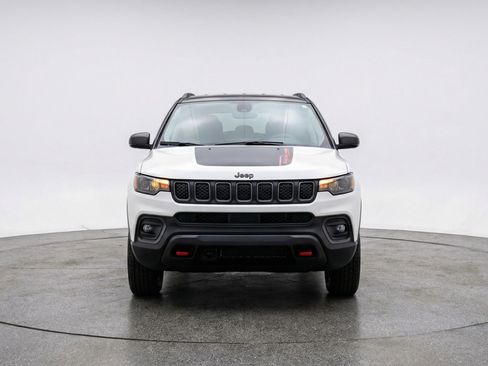 Used 2025 Jeep Compass Trailhawk AWD/4WD image 2
