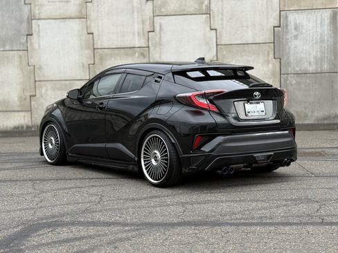 Used 2019 Toyota C-HR Limited FWD image 7