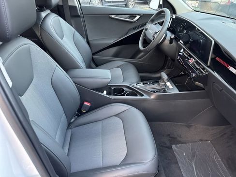 New 2025 Kia Niro EX Touring image 13