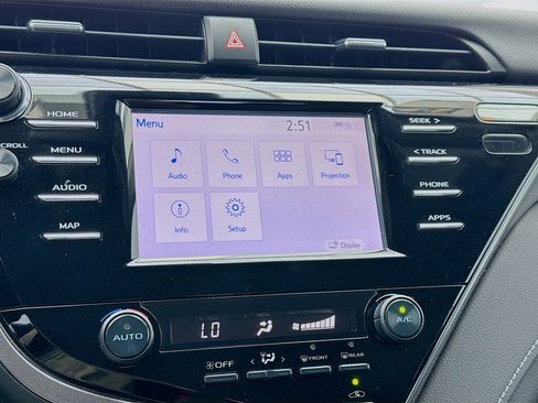 Used 2019 Toyota Camry SE w/ Carpet Mat Package image 9