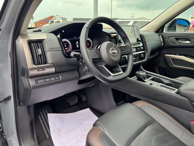 Used 2025 Nissan Pathfinder Platinum FWD image 22