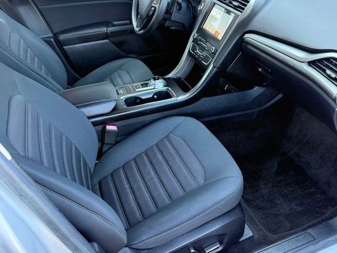 Used 2018 Ford Fusion SE w/ Fusion SE Technology Package FWD image 8