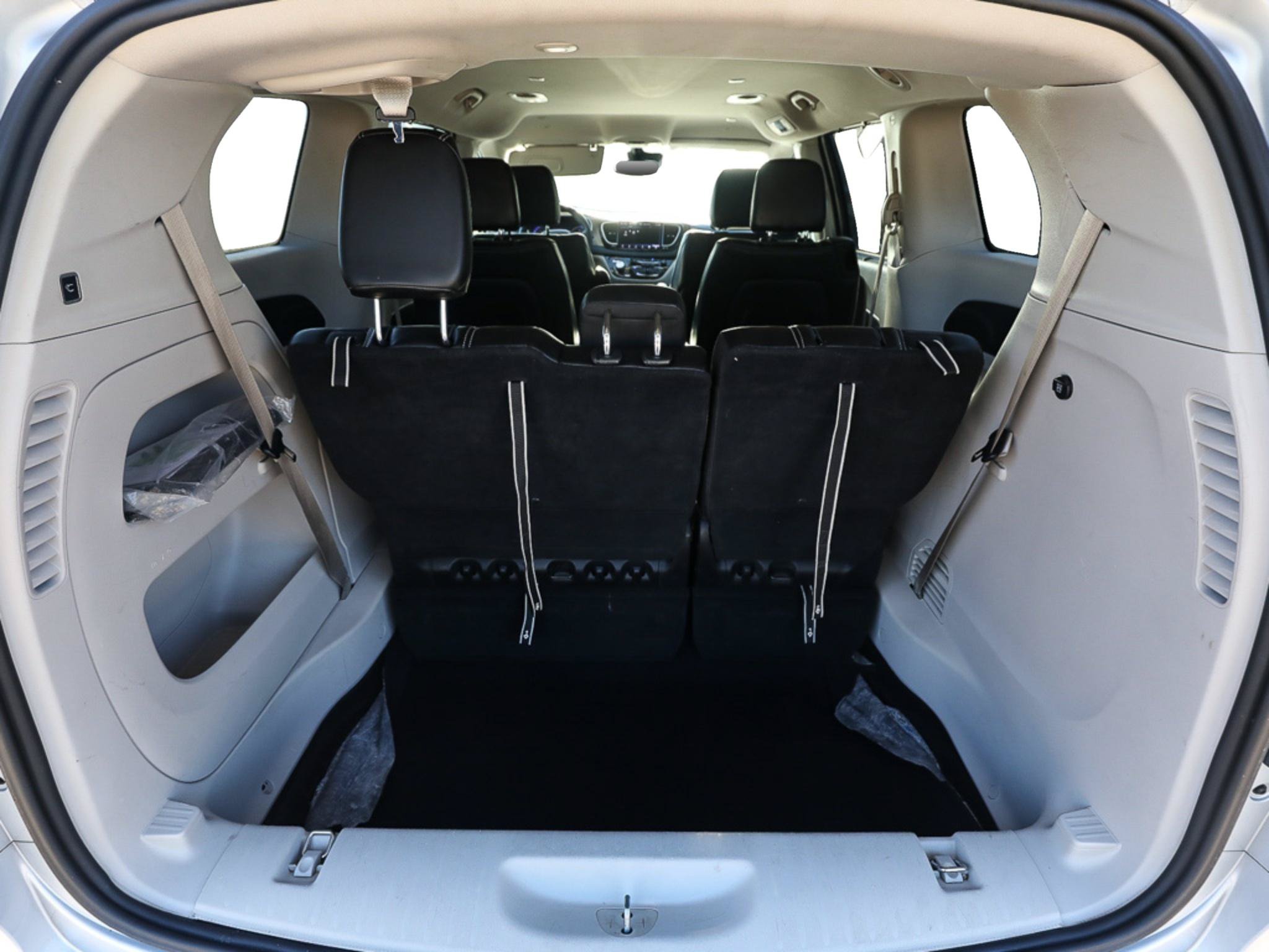 Used 2023 Chrysler Pacifica Touring-L FWD image 7