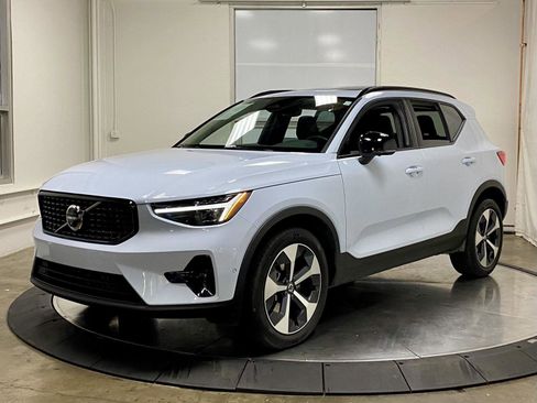 Used 2026 Volvo XC40 B5 Plus AWD/4WD image 4