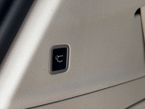 Used 2020 Chrysler Pacifica Limited w/ Advanced Safetytec Group image 12