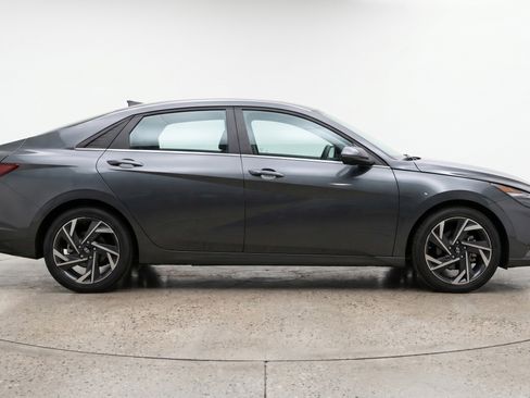 Used 2025 Hyundai Elantra SEL FWD image 11