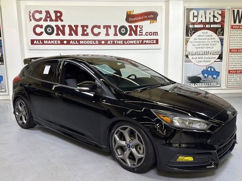 Used 2018 Ford Focus ST image 2