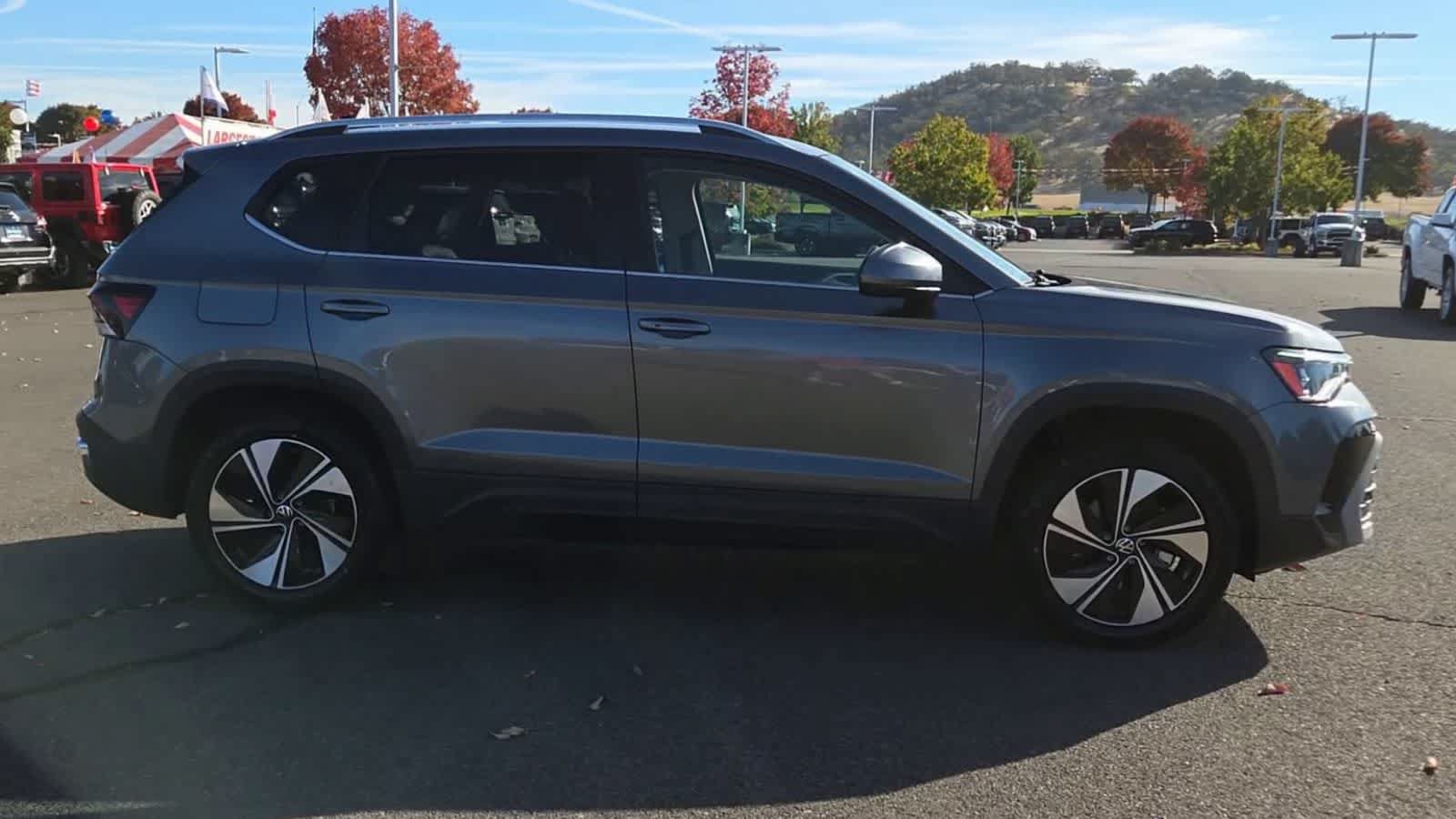 Used 2025 Volkswagen Taos SE AWD/4WD image 9