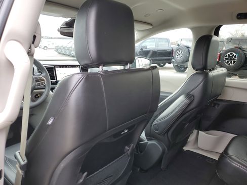 Used 2023 Chrysler Pacifica Touring-L image 13