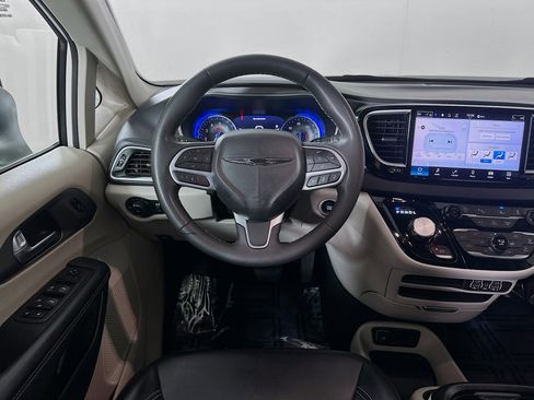 Used 2023 Chrysler Pacifica Touring-L image 20