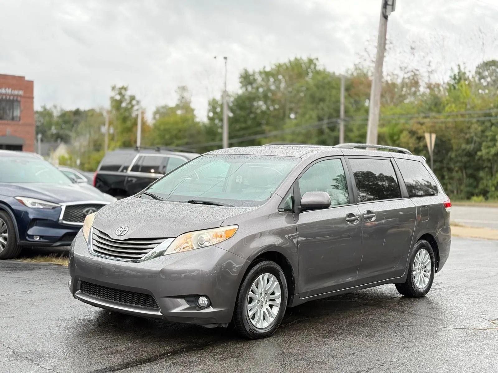 Used 2011 Toyota Sienna XLE w/ Entertainment Pkg FWD image 7
