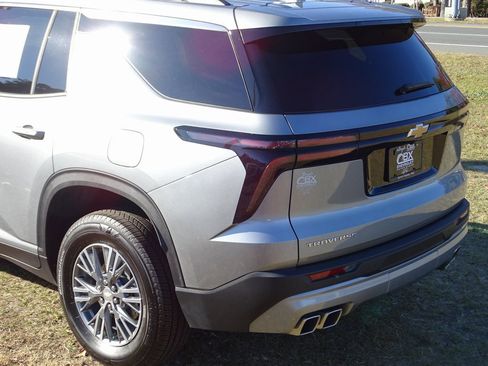 Used 2025 Chevrolet Traverse LT image 35