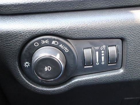 Used 2025 Chrysler Pacifica Limited FWD image 49