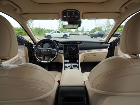 Used 2022 Jeep Grand Cherokee Limited w/ Luxury Tech Group II AWD/4WD image 26