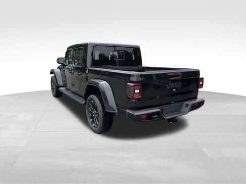 Used 2022 Jeep Gladiator Overland image 2