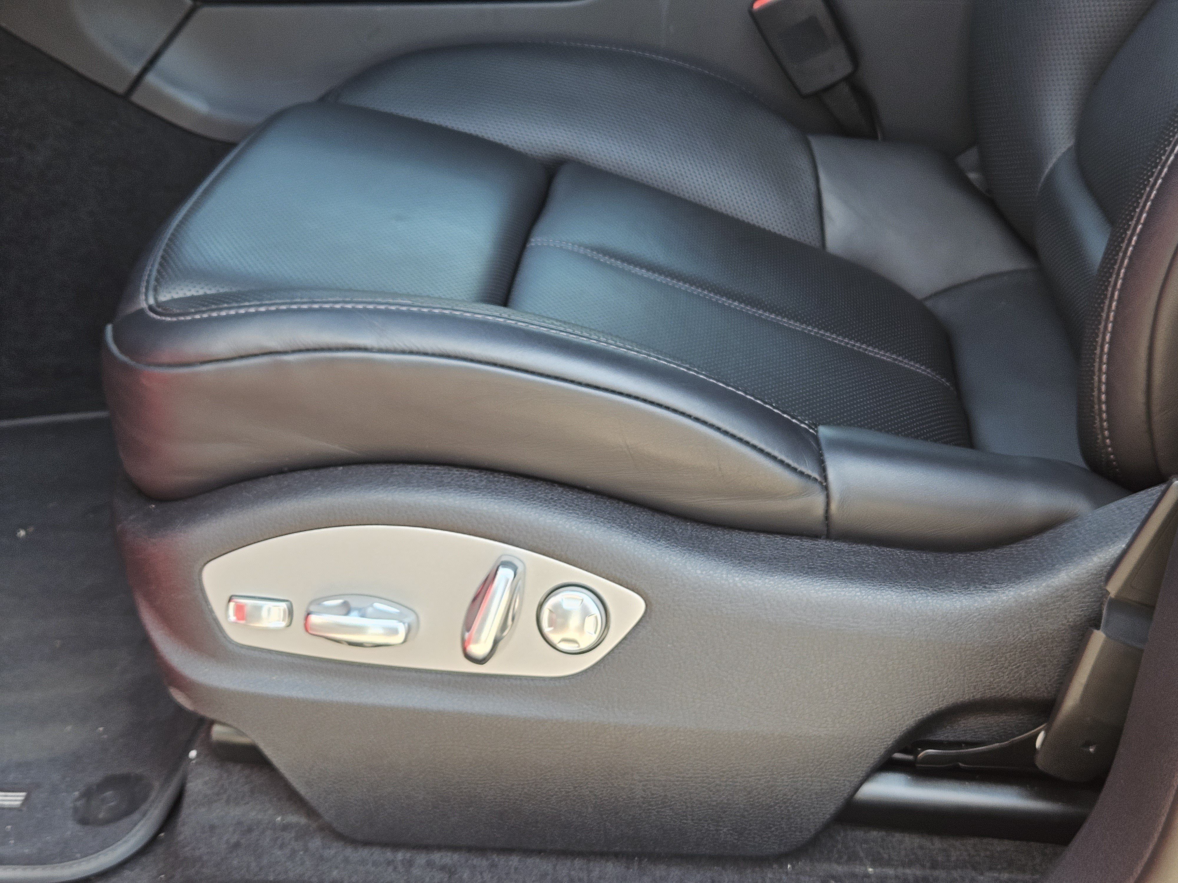 Certified 2026 Porsche Macan AWD/4WD image 23