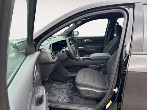 Used 2025 Chevrolet Traverse LT w/ Enhanced Driving Package image 9