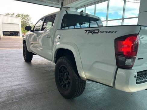 Used 2018 Toyota Tacoma TRD Sport w/ TRD Premium Sport Package RWD image 9