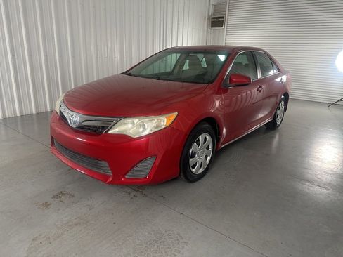 Used 2014 Toyota Camry LE image 1