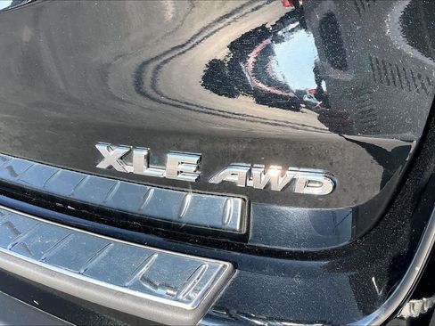 Used 2017 Toyota Highlander XLE image 9