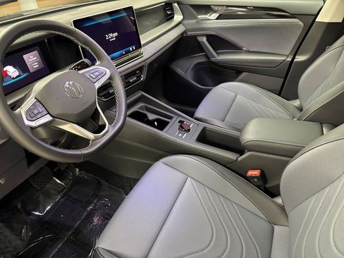 New 2026 Volkswagen Tiguan SE FWD image 9