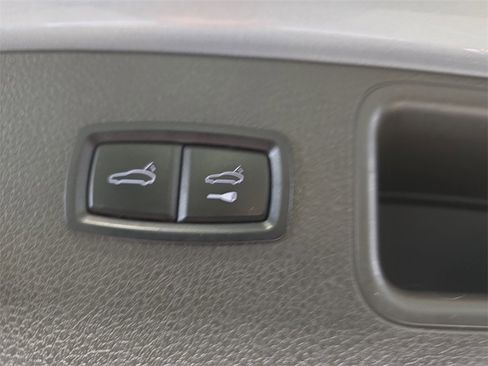 Used 2018 Porsche Macan S image 16